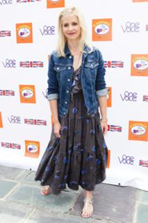 Sarah Michelle Gellar feet photo thumbnail