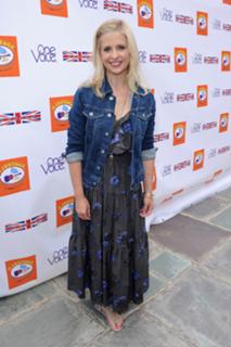 Sarah Michelle Gellar feet photo thumbnail