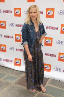 Sarah Michelle Gellar feet photo thumbnail