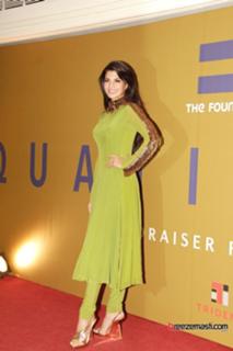 Jacqueline Fernandez feet photo thumbnail