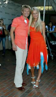 Paris Hilton feet photo thumbnail