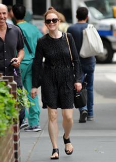 Julianne Moore feet photo thumbnail