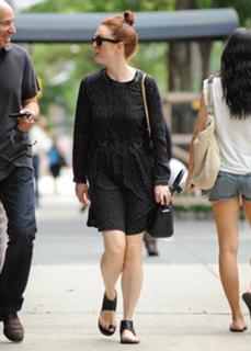 Julianne Moore feet photo thumbnail
