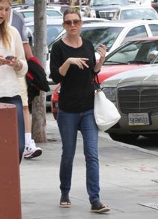 Ellen Pompeo feet photo thumbnail