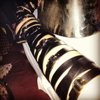 Rita Ora feet photo thumbnail