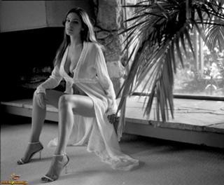 Kelly Brook feet photo thumbnail