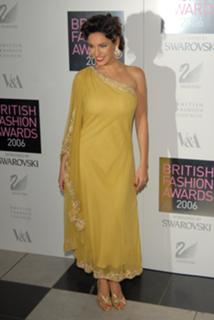 Kelly Brook feet photo thumbnail