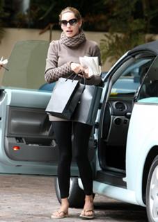 Kelly Brook feet photo thumbnail