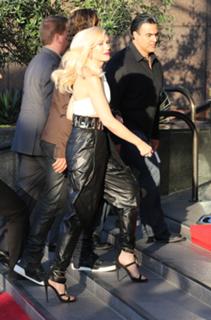 Gwen Stefani feet photo thumbnail