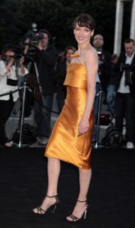 Milla Jovovich feet photo thumbnail