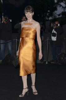 Milla Jovovich feet photo thumbnail