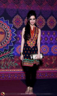 Shraddha Kapoor feet photo thumbnail