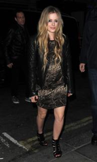 Avril Lavigne feet photo thumbnail