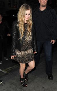 Avril Lavigne feet photo thumbnail