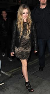 Avril Lavigne feet photo thumbnail