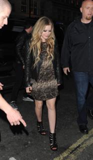Avril Lavigne feet photo thumbnail