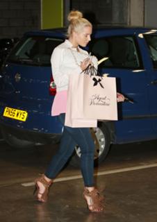 Helen Flanagan feet photo thumbnail
