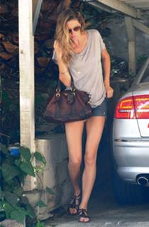 Gisele Bündchen feet photo thumbnail