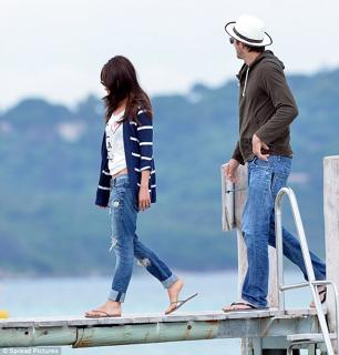 Mila Kunis feet photo thumbnail