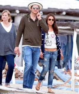 Mila Kunis feet photo thumbnail