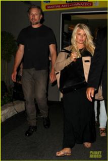 Jessica Simpson feet photo thumbnail