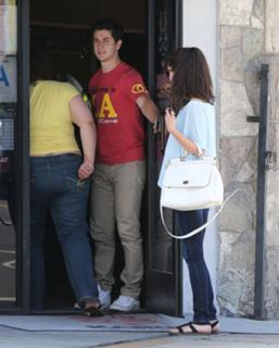 Selena Gomez feet photo thumbnail