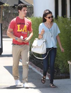 Selena Gomez feet photo thumbnail