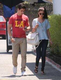Selena Gomez feet photo thumbnail