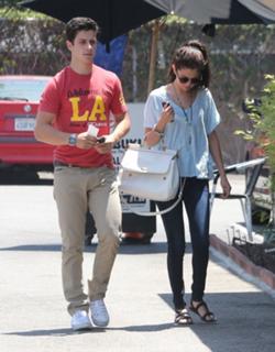 Selena Gomez feet photo thumbnail