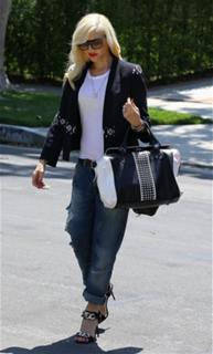Gwen Stefani feet photo thumbnail
