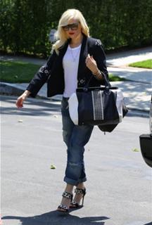 Gwen Stefani feet photo thumbnail