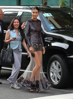 Adriana Lima feet photo thumbnail