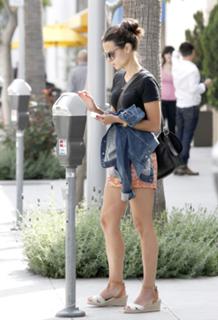 Jordana Brewster feet photo thumbnail