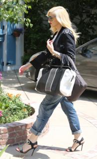 Gwen Stefani feet photo thumbnail