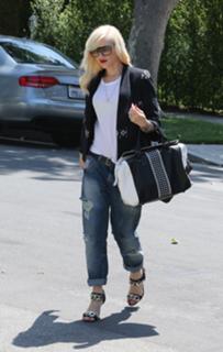 Gwen Stefani feet photo thumbnail