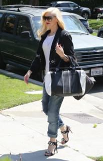 Gwen Stefani feet photo thumbnail