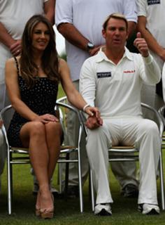 Elizabeth Hurley feet photo thumbnail