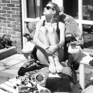 Doutzen Kroes feet photo thumbnail