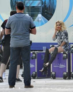 Rita Ora feet photo thumbnail