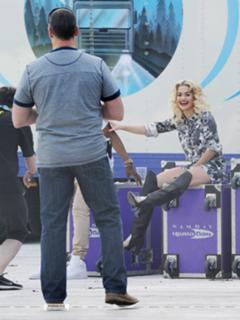 Rita Ora feet photo thumbnail