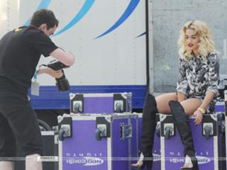 Rita Ora feet photo thumbnail