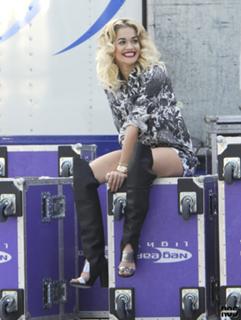 Rita Ora feet photo thumbnail
