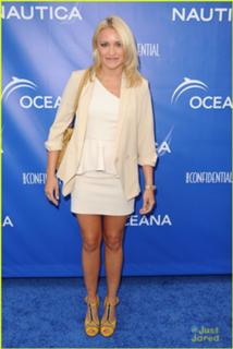 Emily Osment feet photo thumbnail