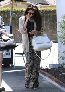 Selena Gomez feet photo thumbnail