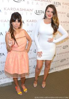 Khloé Kardashian feet photo thumbnail
