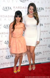 Khloé Kardashian feet photo thumbnail