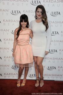 Khloé Kardashian feet photo thumbnail