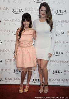 Khloé Kardashian feet photo thumbnail