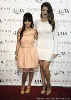 Khloé Kardashian feet photo thumbnail