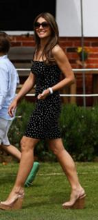 Elizabeth Hurley feet photo thumbnail